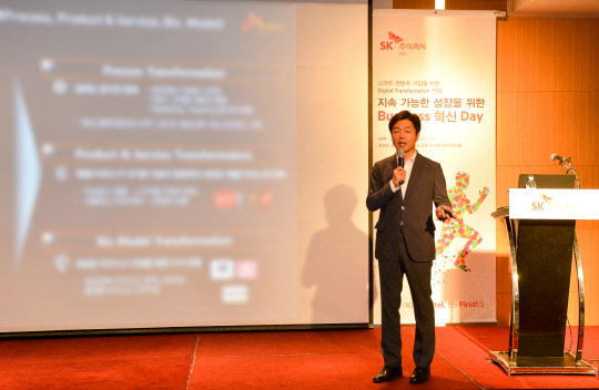 SK주식회사 C&C는 13일 서울 코엑스 인터컨티넨탈 호텔에서 '스마트 콘텐츠 기업을 위한 디지털 트랜스포메이션 전략 세미나'를 개최했다. 이기열 SK㈜ C&C ITS사업장이 '디지털 트랜스포메이션, 성공적인 여정의 시작'을 주제로 환영사를 하고 있다.  SK㈜ C&C 제공